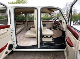 Classic London taxi for wedding hire in central London